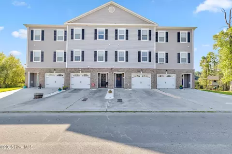 402 Garland Shores Dr, Hubert, NC 28539