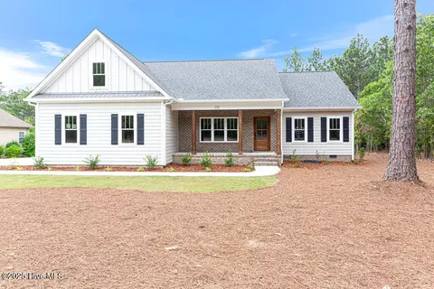 131 Longleaf Dr, West End, NC 27376