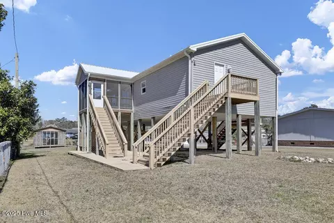 136 Cedar Hollow Ln, Sneads Ferry, NC 28460