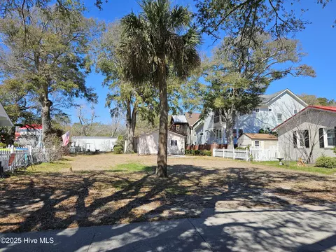 208 W Moore St, Southport, NC 28461