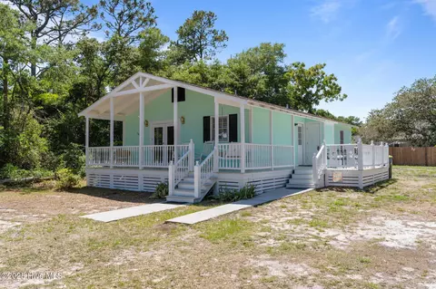 109 NE 17th St, Oak Island, NC 28465