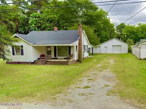 212 Moore St, Clinton, NC 28328