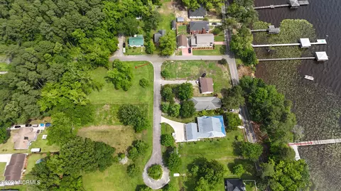 1 Live Oak Cir, Lake Waccamaw, NC 28450