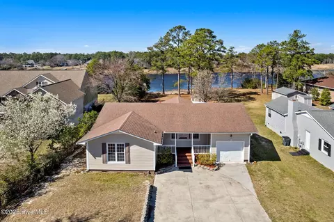 821 S Shore Dr, Southport, NC 28461