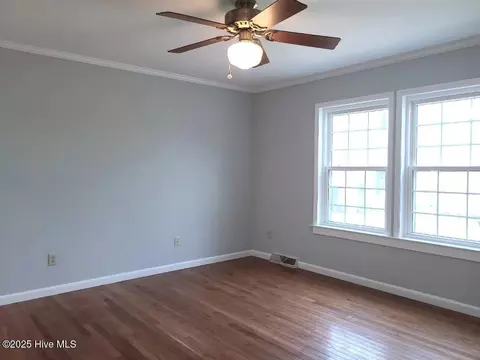 Living - 200 Oakmont Dr, Hampstead, NC 28443 photo 5 of 8