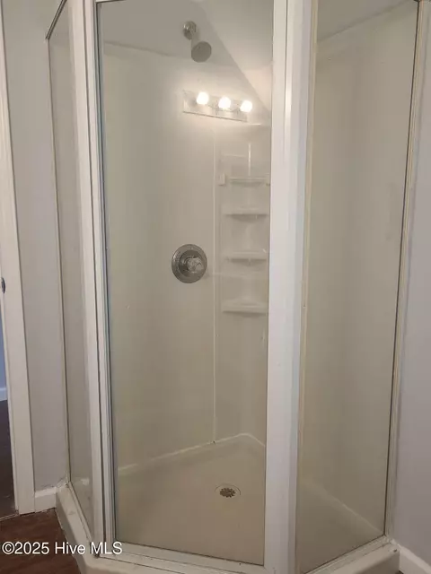 Bath - 200 Oakmont Dr, Hampstead, NC 28443 photo 6 of 6