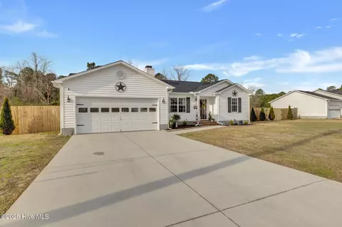 102 Lois Ct, Richlands, NC 28574