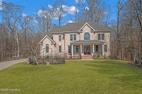 137 Castle Ct, Washington, NC 27889