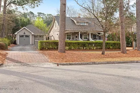 125 S Ashe St, Southern Pines, NC 28387