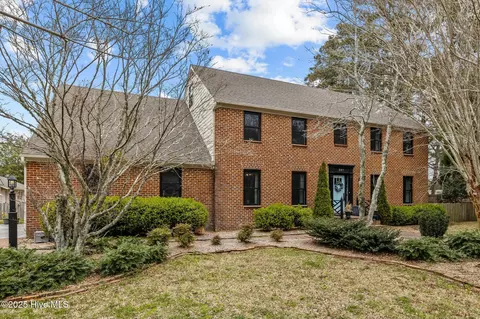 207 Fairview Dr, Beaufort, NC 28516
