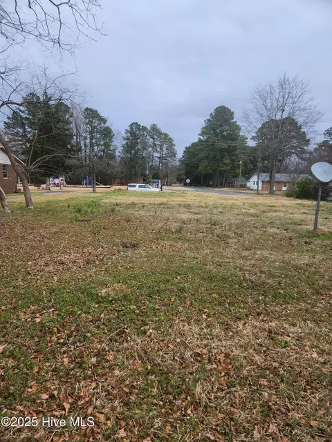 630 Ferrell St, Clinton, NC 28328