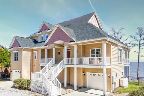 935 Stately Pines Rd, New Bern, NC 28560