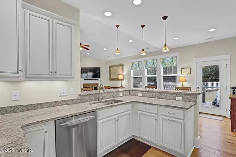 802 Sarah Ln, Hampstead, NC 28443 photo 11