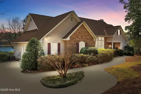 105 Logan Ct, West End, NC 27376
