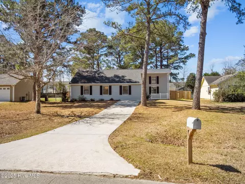 105 Pine Needle Dr, Hubert, NC 28539