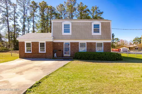 907 Oxford Dr, Morehead City, NC 28557