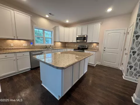 Kitchen - 427 Wolfe Ln, Hubert, NC 28539 photo 3 of 4