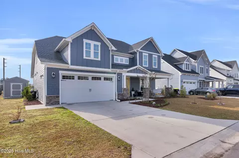 77 Daylight Dr, Hampstead, NC 28443
