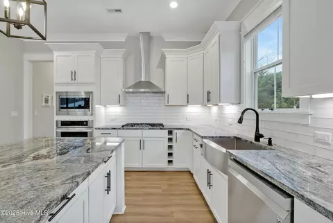 Kitchen - 107 Westminster Way, Hampstead, NC 28443 photo 4 of 4