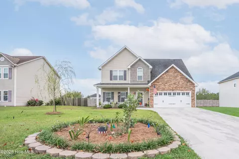 107 Woods Run Cir, Richlands, NC 28574