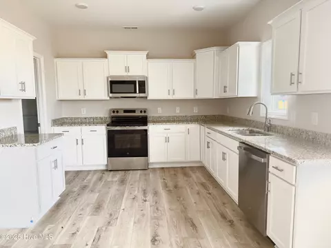211 Shadow Grass Ct, Stella, NC 28582 photo 9