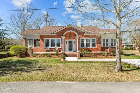 203 Neuse St, Oriental, NC 28571