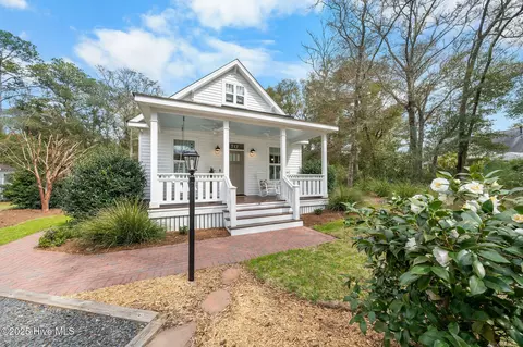 712 Cottage Ln, Southport, NC 28461