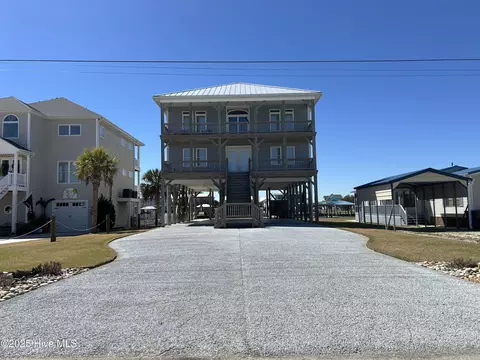 9091 9th St, Surf City, NC 28445