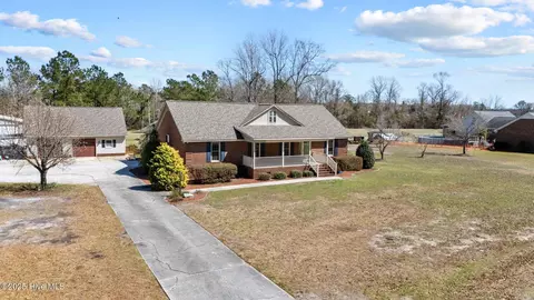 810 Wildwood Pointe Dr, New Bern, NC 28560