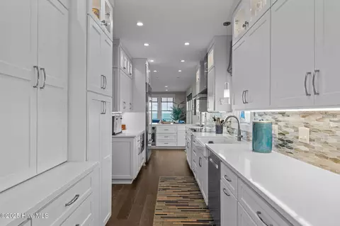 Kitchen - 9253 Ocean Dr, Emerald Isle, NC 28594 photo 5 of 6