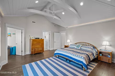 Bedroom - 9253 Ocean Dr, Emerald Isle, NC 28594 photo 8 of 8