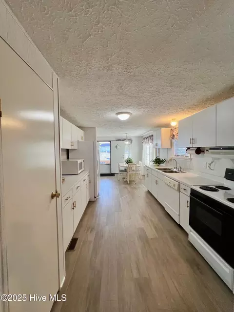 Kitchen - 36 Inlet Way, Chocowinity, NC 27817 photo 3 of 4
