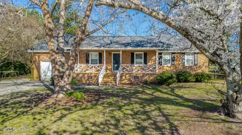 701 Robeson Ave, Lake Waccamaw, NC 28450