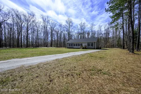 279 Skippers Lane Ln, New Bern, NC 28562