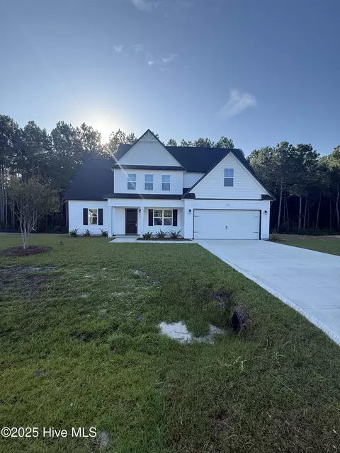 561 Orchard Creek Dr, Richlands, NC 28574