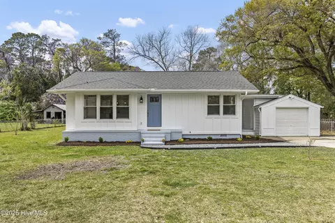 203 Cedar Dr, Riegelwood, NC 28456