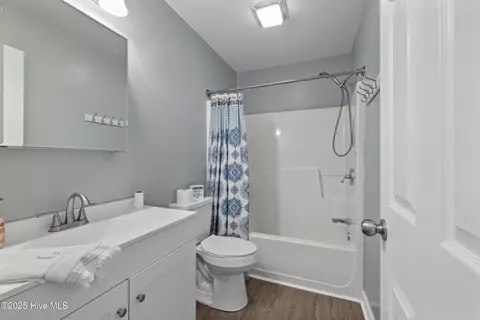 Bath - 105 Olive Ln, Mount Olive, NC 28365 photo 3 of 5
