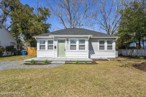 2209 Plaza Dr, Wilmington, NC 28405