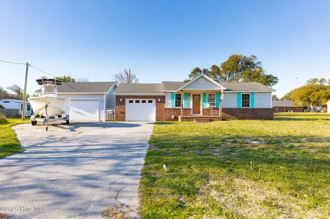 472 Cape Lookout Dr, Harkers Island, NC 28531