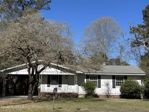 1111 Hammond Dr, Laurinburg, NC 28352