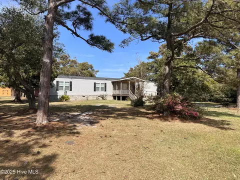 413 Diamond City Dr, Harkers Island, NC 28531