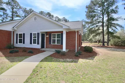 719 Chancery Ln, Aberdeen, NC 28315