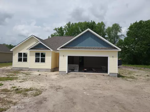 663 Bright Harvest Dr, Maysville, NC 28555