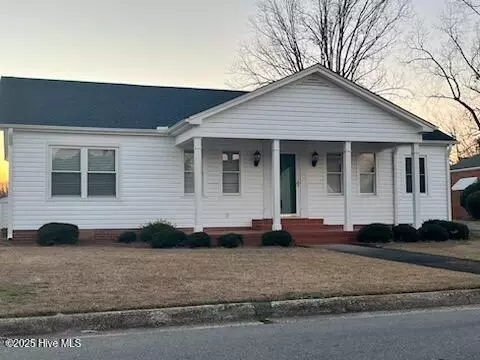 104 S Pine St, Benson, NC 27504