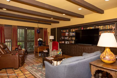 Living - 903 Robert St, Windsor, NC 27983 photo 3 of 4