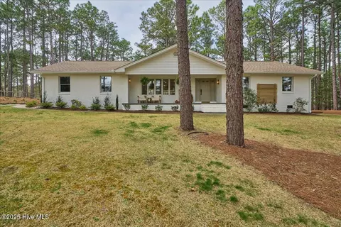 409 Stornoway Dr, Southern Pines, NC 28387