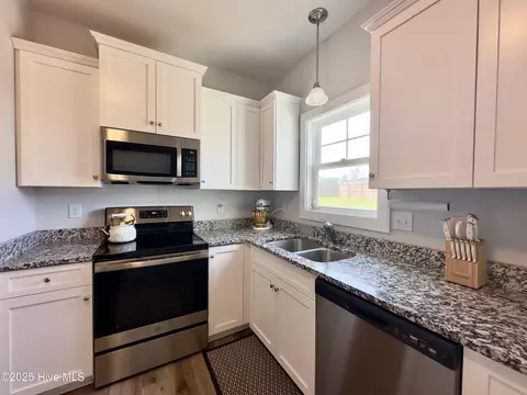 Kitchen - 100 Baker Rd, Hubert, NC 28539 photo 5 of 9