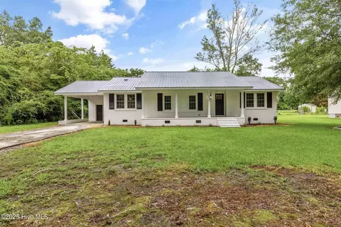 334 W South St, Rose Hill, NC 28458