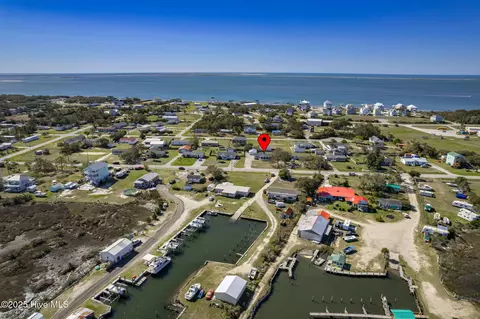 302 Bayview Dr, Harkers Island, NC 28531