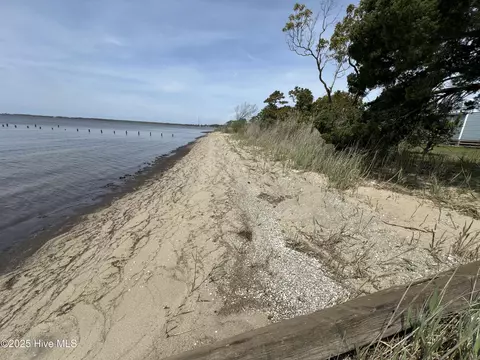 233 Bayview Dr, Stumpy Point, NC 27978
